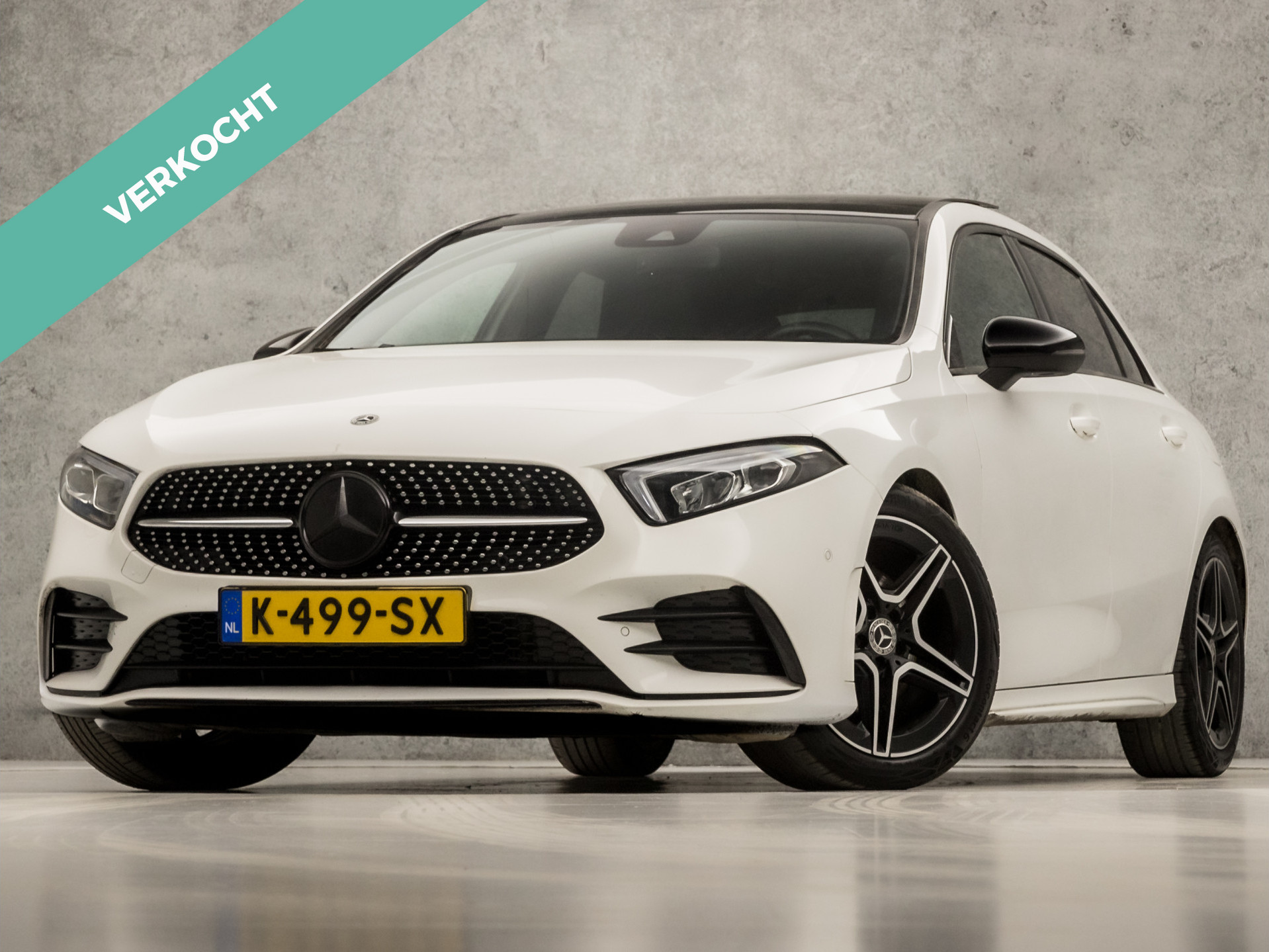 Mercedes-Benz A-Klasse 180 AMG Sport Automaat (SCHUIFDAK, APPLE CARPLAY, GROOT NAVI, CAMERA, LEDER/ALCANTARA, WIDE SCREEN, SPORTSTOELEN, STOELVERWARMING, DIAMOND GRILL, GETINT GLAS, NIEUWSTAAT)