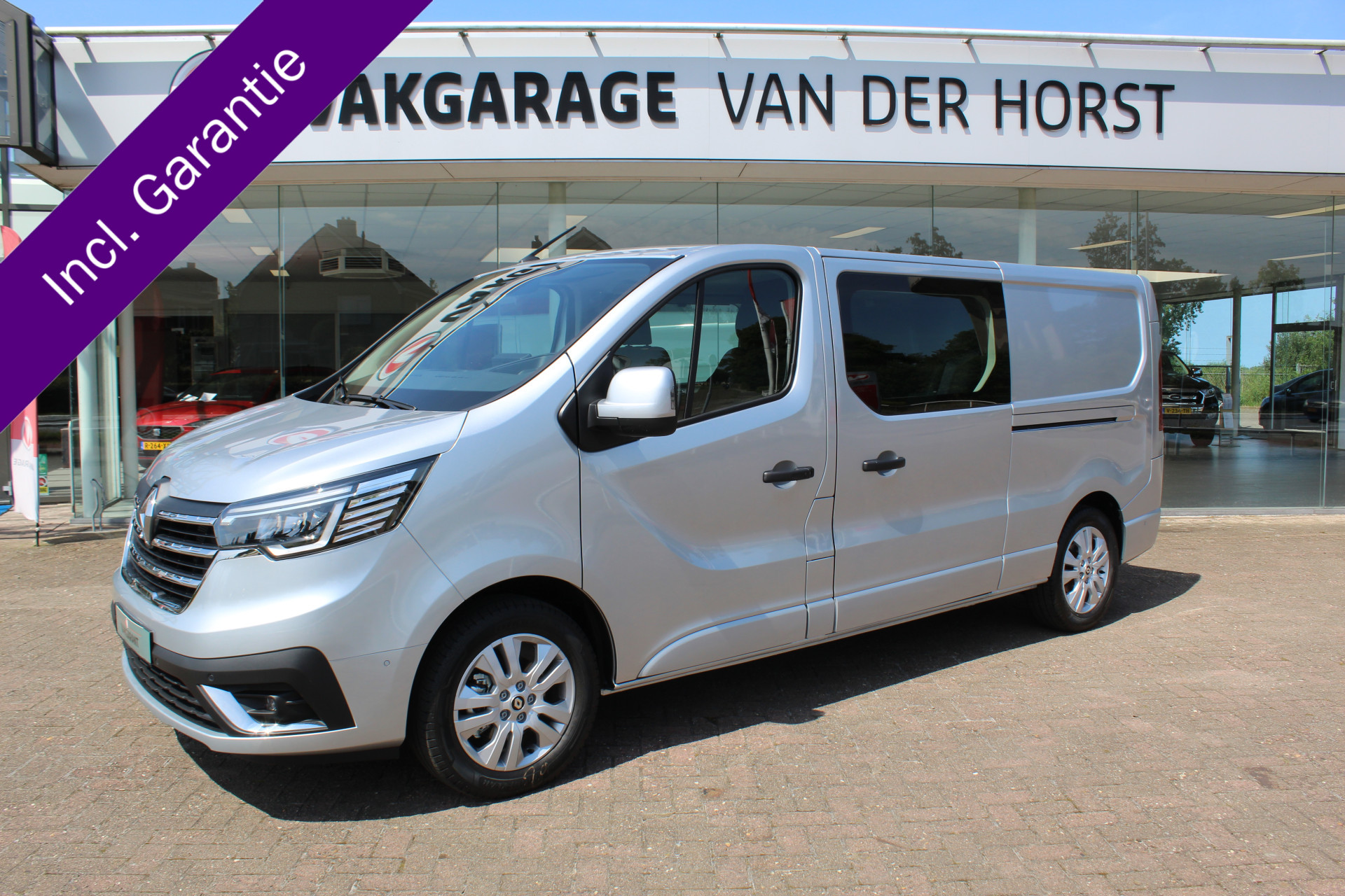 Renault Trafic 2.0-170pk dCi T29 L2H1 Luxe dubbele cabine AUTOMAAT. Zeer luxe Renault Trafic dubbele cabine. Volautm. airco, navigatie, telefoonvoorb., metallic lak, LM wielen, schuifdeur li.+re., armsteunen li.+re voor, Isofix etc, etc