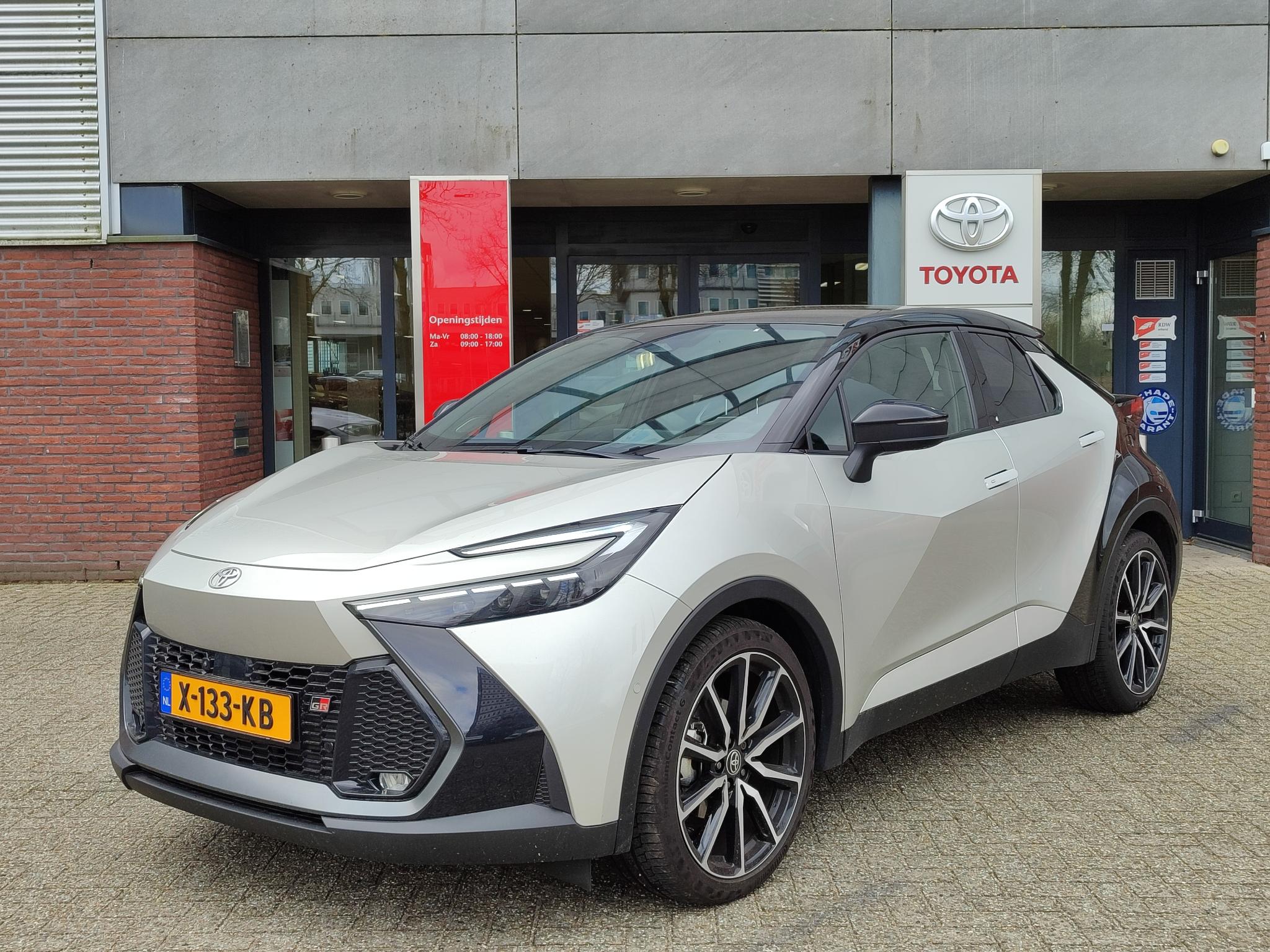 Toyota C-HR HYBRID 200 GR-SPORT PREMIERE EDITION PANODAK 360° CAMERA JBL-AUDIO HEAD-UP EL-ACHTERKLEP 20'' LM-VELGEN STOELVERW NAVI BLIND SPOT APPLE/ANDROID BLUETOOTH