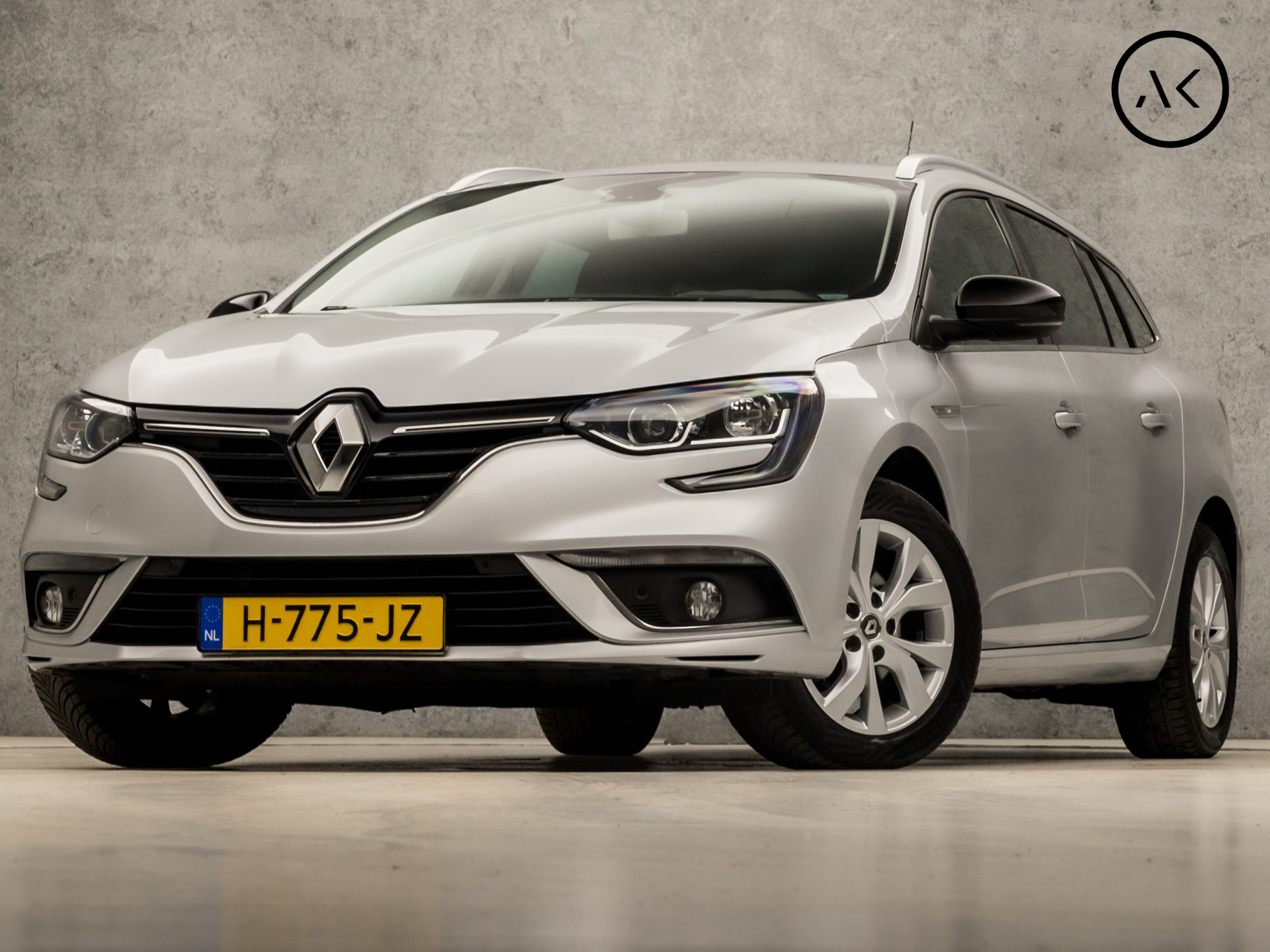 Renault Mégane Estate 1.3 TCe Limited Sport 141Pk Automaat (APPLE CARPLAY, VIRTUAL COCKPIT, NAVIGATIE, CLIMATE, SPORTSTOELEN, GETINT GLAS, TREKHAAK, PARKEERSENSOREN, NIEUWSTAAT)