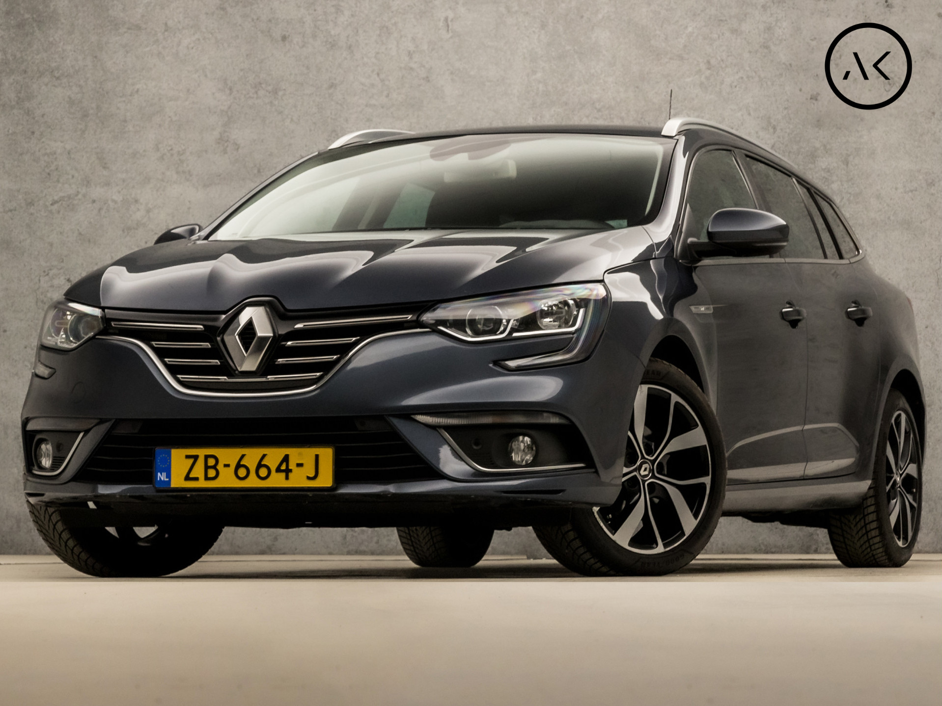 Renault Mégane Estate 1.3 TCe Bose (APPLE CARPLAY, GROOT NAVI, CAMERA, BOSE AUDIO, LEDER, TREKHAAK, SPORTSTOELEN, KEYLESS, PARKEERSENSOREN, NIEUWE APK, NIEUWSTAAT)