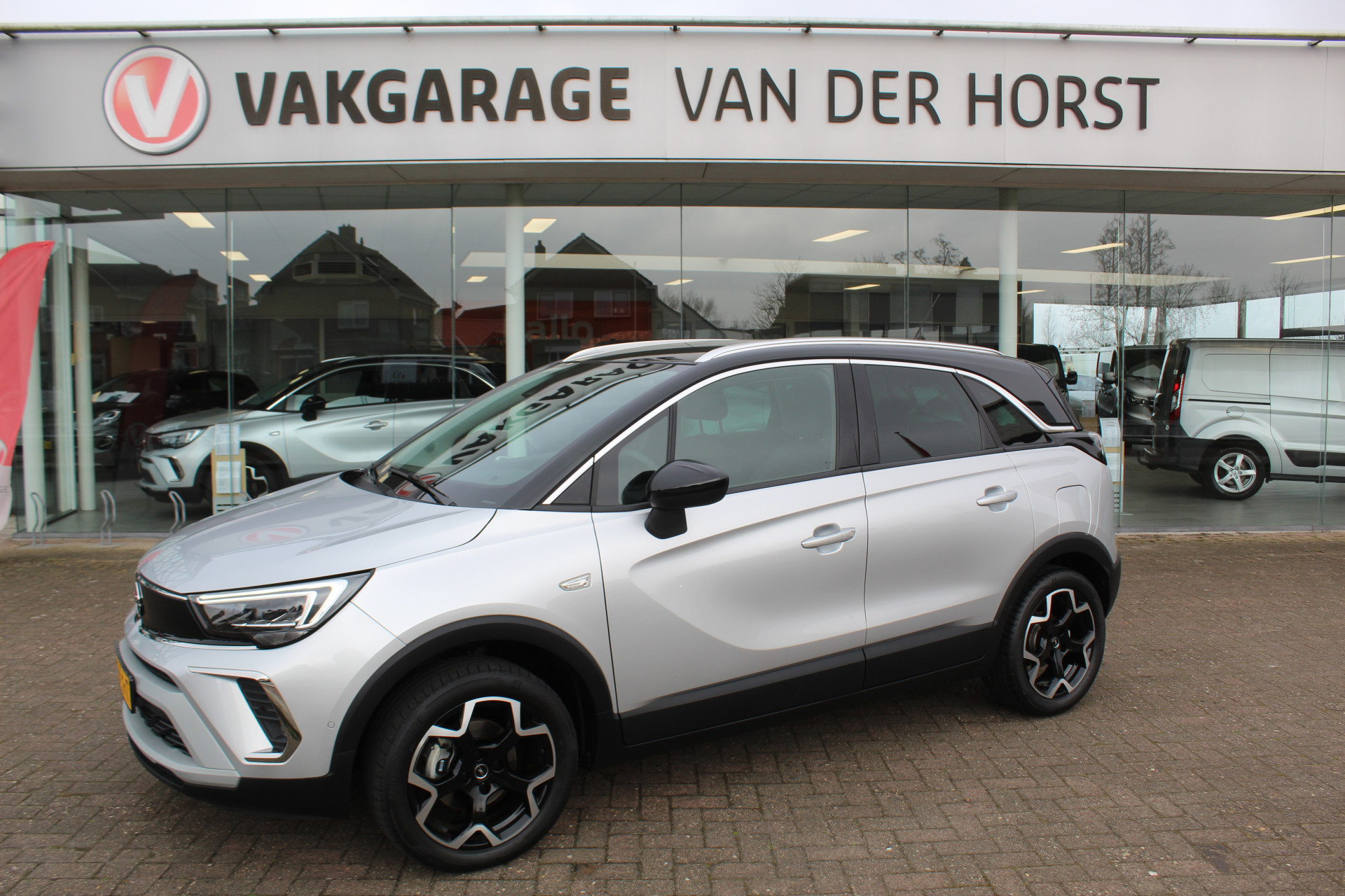Opel Crossland 1.2-110pk Turbo 'Elegance'. Mooie en luxe hoogzitter met weinig km's ! Volautm. airco dual, cruise control, camera, comfortstoelen, metallic lak,  LM wielen, navigatie, telefoonvoorb., lane- en side assist, parkeersensoren v+a,  LED verlichting  etc.