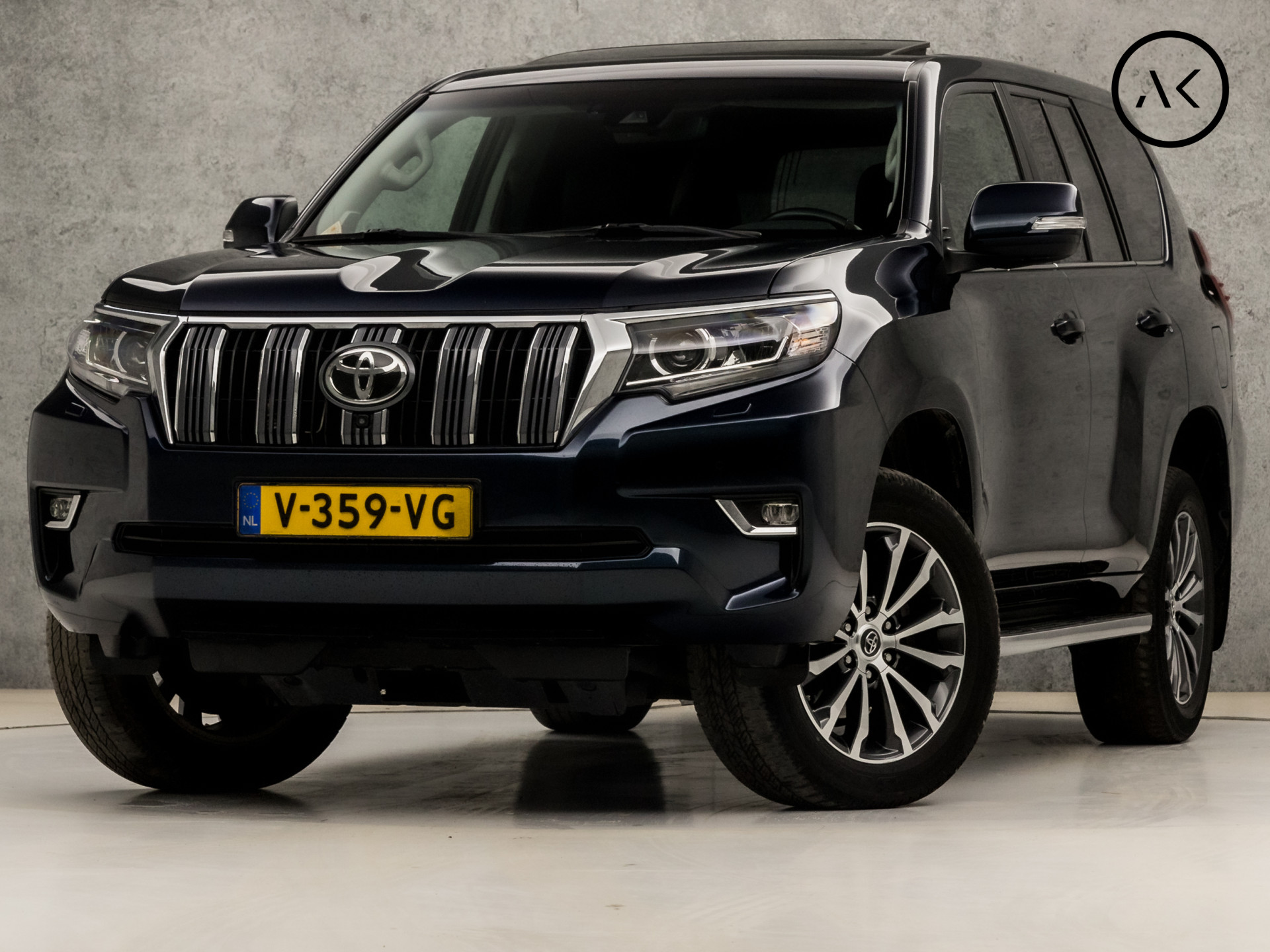 Toyota Land Cruiser 2.8 D-4D-F Executive Full Options Automaat (SCHUIFDAK, 1e EIGENAAR, DEALER ONDERHOUDEN, STANDKACHEL, NAVIGATIE, LUCHTVERING, MEMORY SEATS, STOELVERWARMING/KOELING, 360 CAMERA, KEYLESS, ADAPTIVE CRUISE, TREEPLANKEN, NIEUWSTAAT