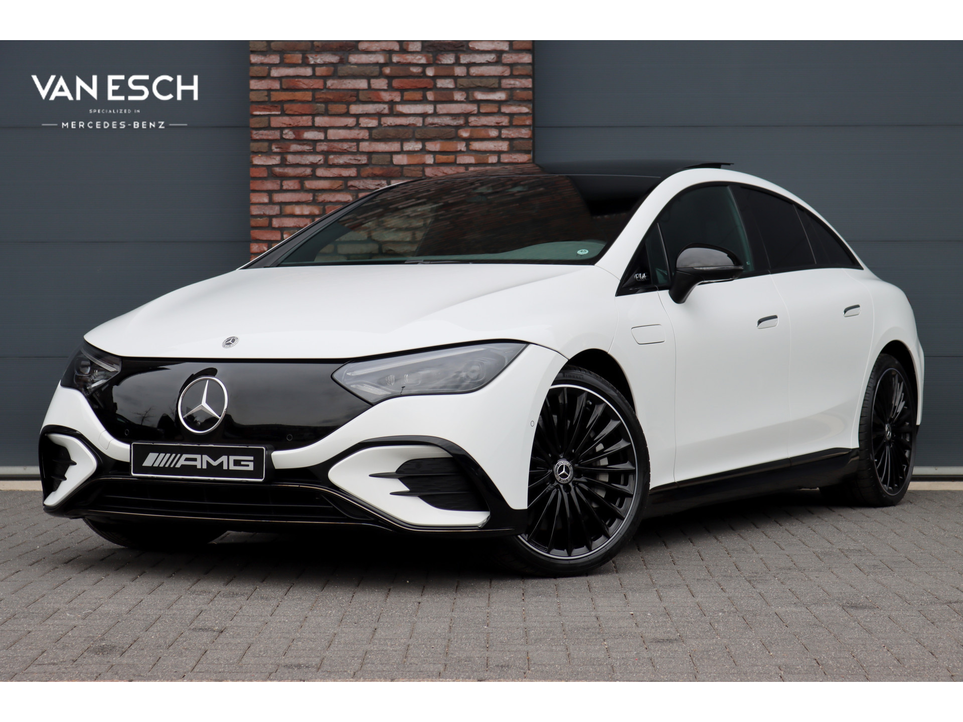 Mercedes-Benz EQE 300 Premium AMG Line 89 kWh | Hyperscreen | Airmatic | Distronic+ | Memory | Burmester |  Digital Light | Panoramadak | Warmtepomp | Surround Camera | Augmented Reality | Leder | Keyless Go |