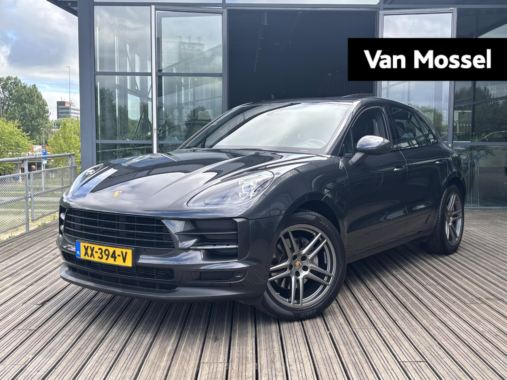 Porsche Macan 2.0 | PANORAMA/SCHUIF-KANTELDAK | PASM LUCHTVERING | LEDER DASHBOARD | 18-WEG ADAPTIEVE SPORTSTOELEN | ACHTERUITRIJCAMERA | STOELVERWARMING | NL AUTO | 20 INCH TURBO | VULKAANGRIJS |