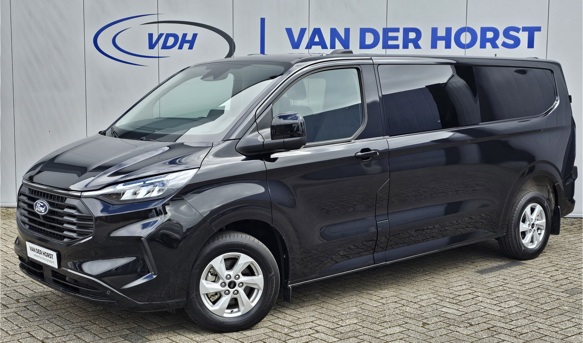 Ford Transit Custom 320 2.0-136pk TDCI L2H1 Limited dubbele cabine 6-zits. De NIEUWE Ford Transit Custom mèt dubbele cabine ! Airco, cruise cntrl, LED verl., Apple carplay/Android auto, LM wielen, stoel- en voorraamverwarming, camera, parkeersensoren v+a etc.