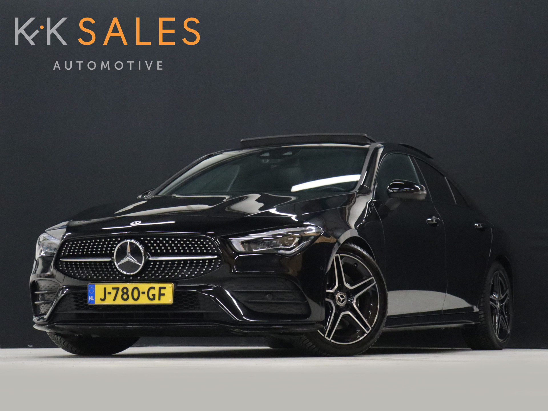 Mercedes-Benz CLA 200 Business Solution AMG [SCHUIFKANTELDAK, SFEERVERLICHTING, KEYLESS, CAMERA, APPLE CARPLAY, MEMORY SEATS, STOELVERWARMING,PDC 360, FLIPPERS, NAVIGATIE, NIEUWSTAAT]