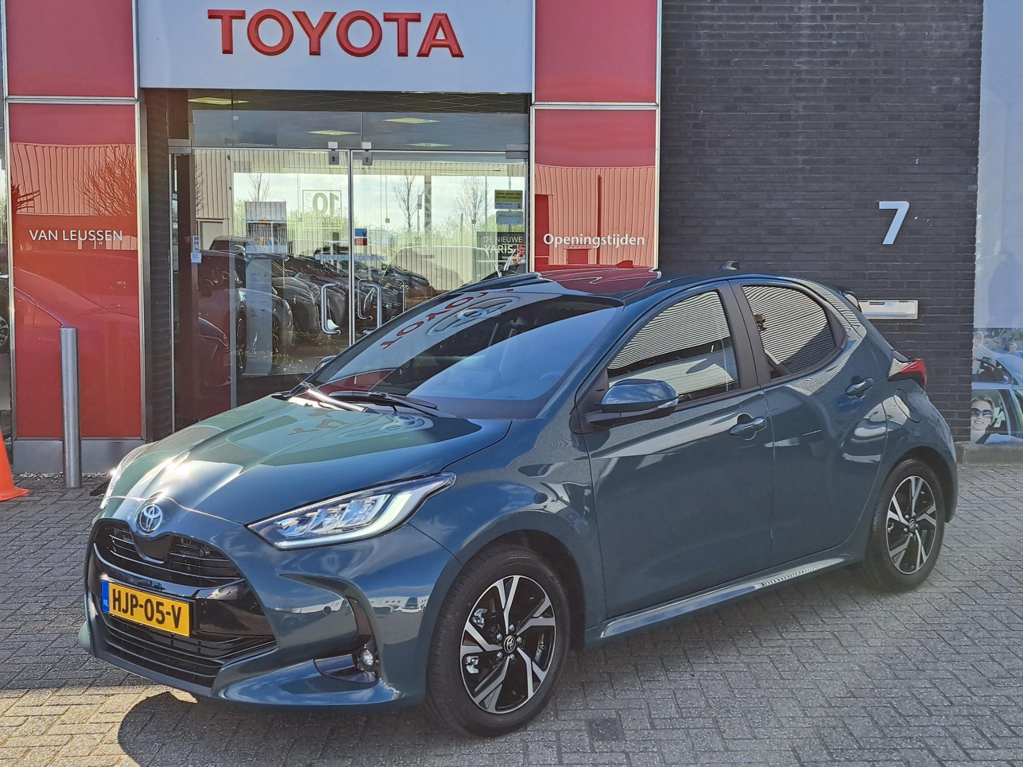 Toyota Yaris 1.5 HYBRID 115 DYNAMIC APPLE/ANDROID LED CAMERA NAVISTUUR/STOELVERW. 16"LM-VELGEN P-SENSOREN
