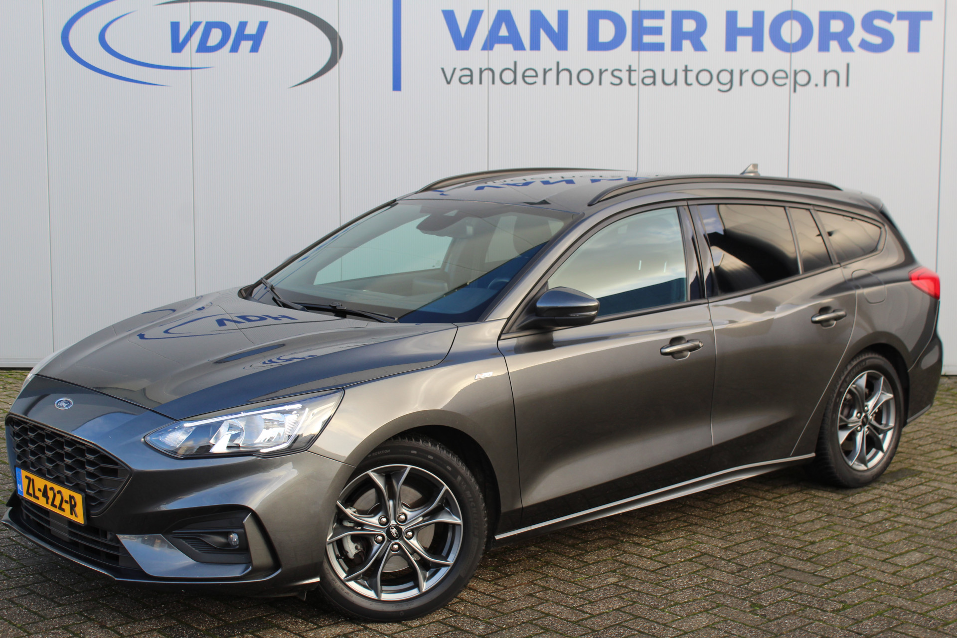 Ford Focus Wagon 1.0-125pk EcoBoost ST-Line AUTOMAAT ! Heel erg nette en goed onderhouden Ford Focus ST-Line wagon automaat. Volautm. airco dual, stoel-, stuur- en voorraamverw., camera, trekhaak, navigatie, telefoonvoorb., LM wln, cruise cntrl, skiluik etc., etc....