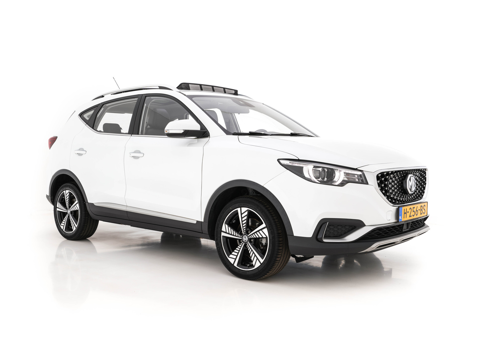 MG ZS-EV Luxury 45 kWh (INCL-BTW) *PANO | FULL-LEATHER | CCS-FASTLOADER | KEYLESS | NAVI-FULLMAP | ADAPTIVE-CRUISE | CAMERA | HEATED-SPORT-SEATS | CARPLAY | BLINDSPOT | DAB | LANE-ASSIST | 17"ALU*