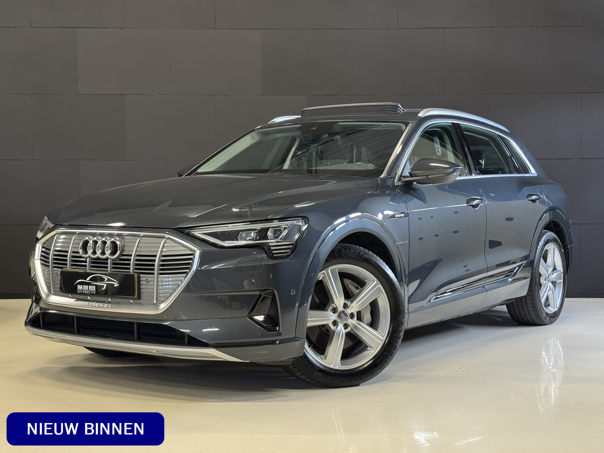 Audi e-tron e-tron 50 quattro Launch edition plus 71 kWh | Panoramadak | Leder | Afn. trekhaak | Adaptive cruise | Stoelverwarming | Navi | Carplay