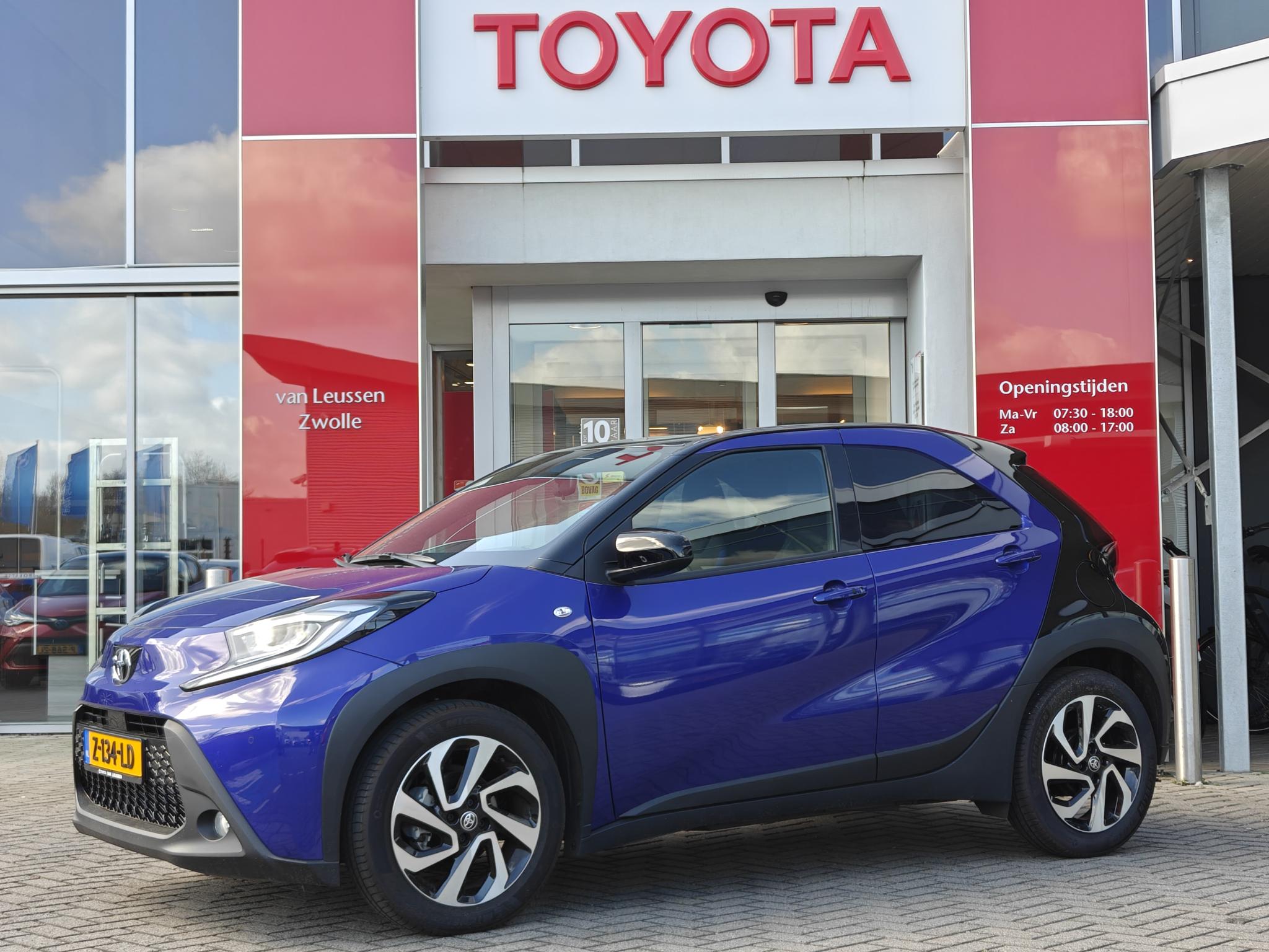 Toyota Aygo X ENVY 5-DEURS TREKHAAK NAVI 17"LM-VELGEN BLUETOOTH PARKSENSOREN AD-CRUISE STOELVERW.