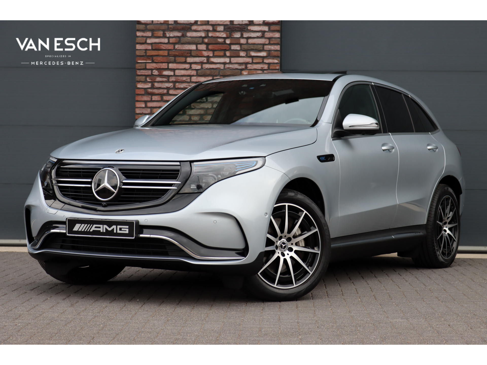 Mercedes-Benz EQC 400 4-MATIC AMG Line 80 kWh | ex BTW € 42.500,- | Schuifdak | Distronic+ | Memory | Massage | Leder | Surround Camera | Stuurverwarming | Head-up Display | Rijassistentiepakket |