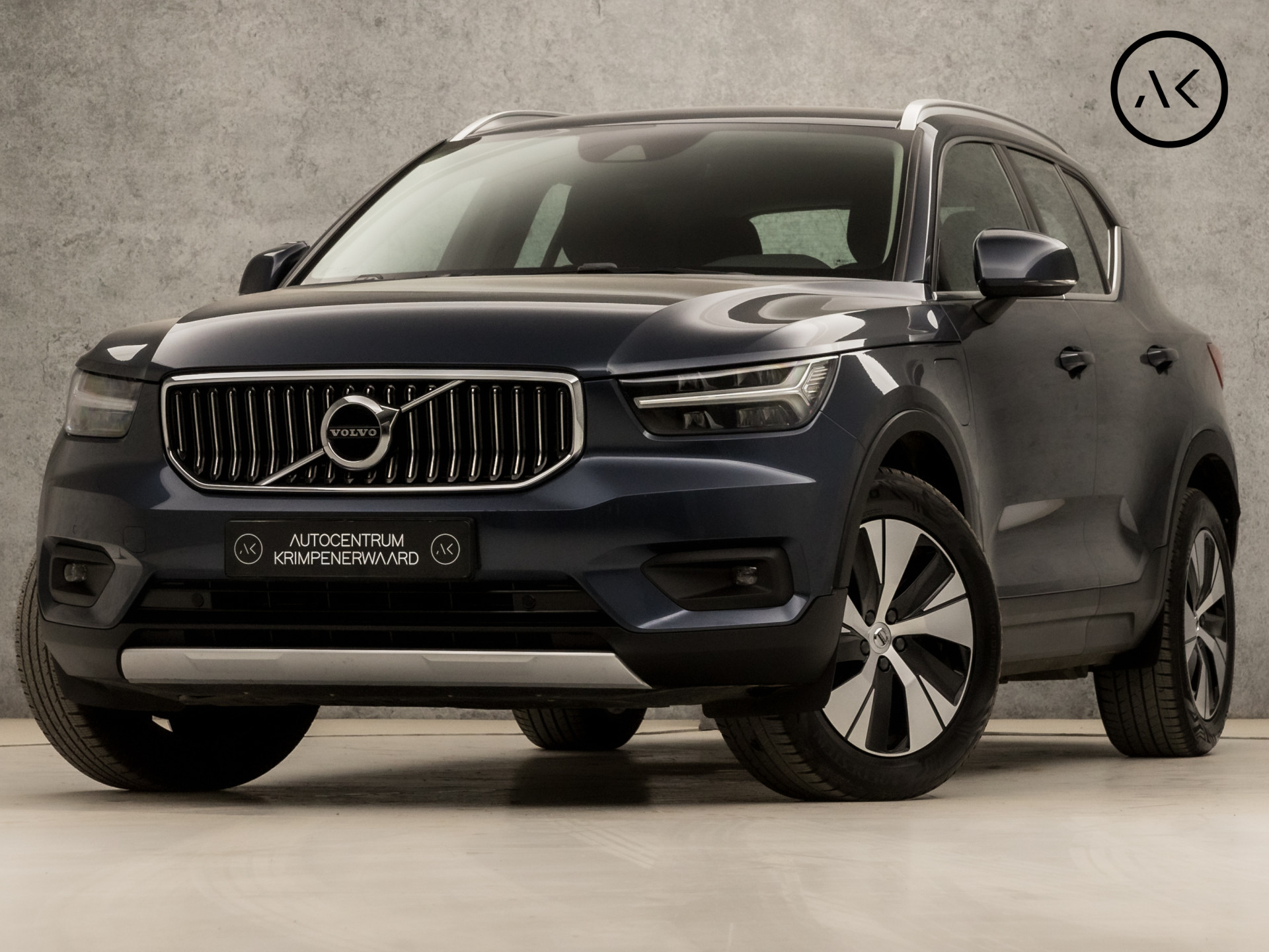 Volvo XC40 1.5 T4 Recharge Inscription 211Pk Automaat (GROOT NAVI, CAMERA, HARMAN/KARDON, ADAPTIVE CRUISE, SPORTSTOELEN, TREKHAAK, PARKEERSENSOREN, LED KOPLAMPEN, NIEUWE APK, NIEUWSTAAT)