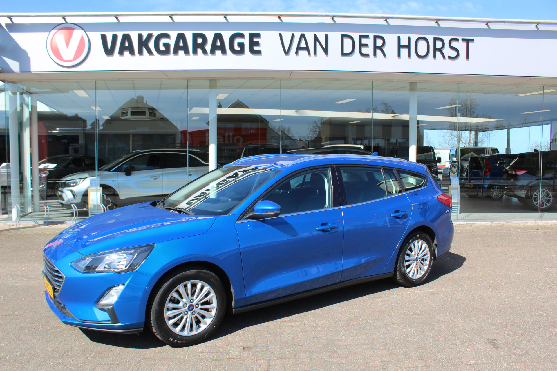 Ford Focus Wagon 1.0-125pk EcoBoost Mild-Hybrid Titanium. Mooie, ruime, luxe en comfortabele Ford Focus wagon. Volautm. airco dual, camera, stoel-, stuur- en voorraamverw., easy entry/easy go, cruise control, Isofix, side- en lane assist, parkeersensoren v+a, LM wielen etc.