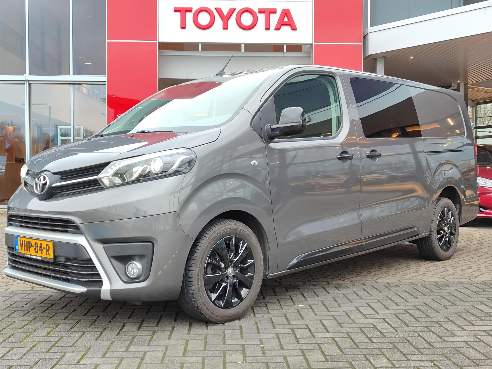 Toyota ProAce Long Worker Dubbel Cabine 2.0 D-4D Black Line Long Toyota PROACE Long Worker DC 2.0 D-4D Black Line Long NAVI CAMERA PARK-SENSOREN APPLE/ANDROID 2X SCHUIFDEUR LM-VELGEN NL-AUTO