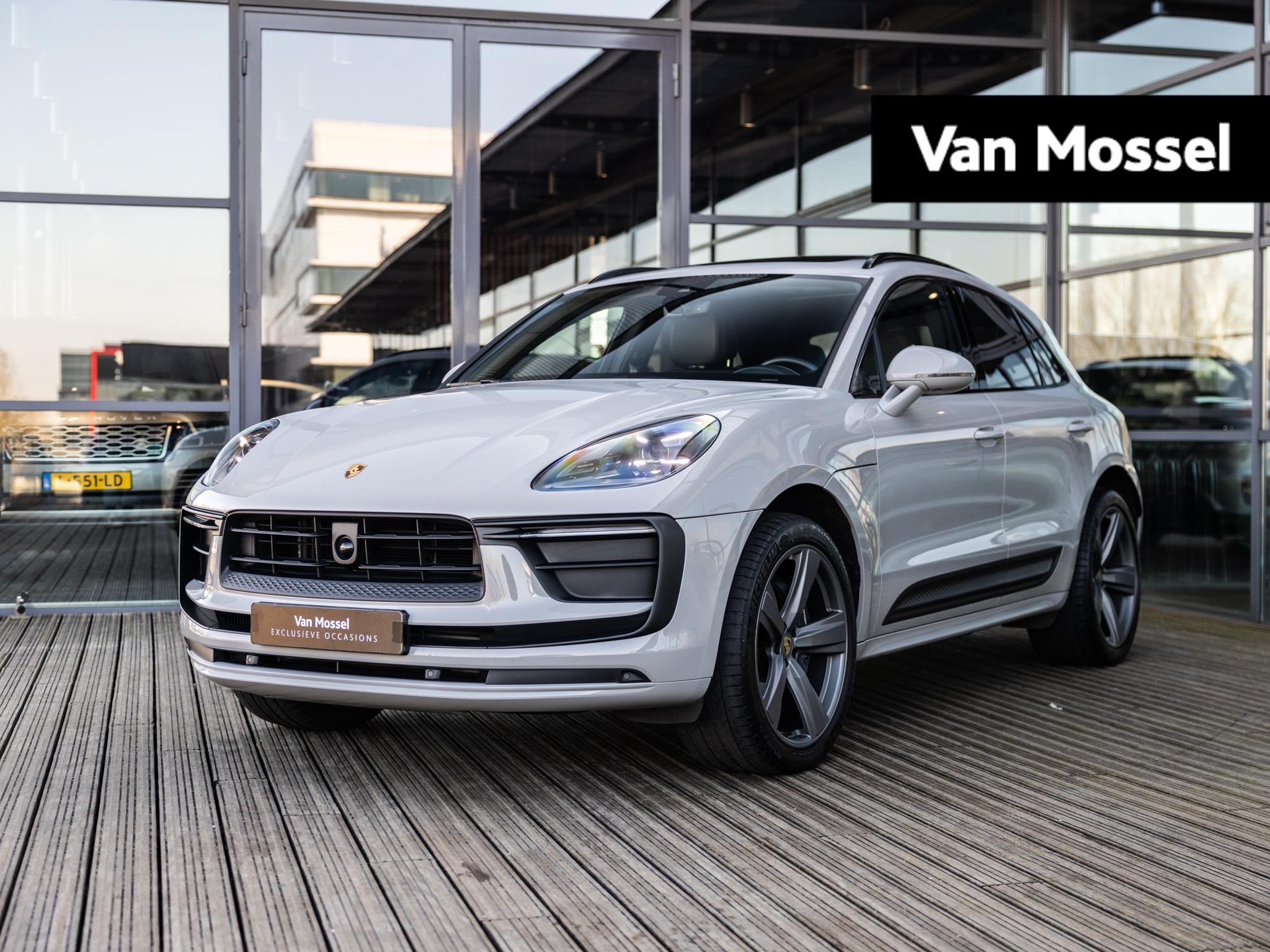 Porsche Macan 2.0 | SPORTDESIGN | SPORTCHRONO | PASM LUCHTVERING | SPORTUITLAATEINDPIJPEN | KRIJTGRIJS | 18-WEG STOELEN | ELEKTR.TREKHAAK | PANORAMA/SCHUIF-KANTELDAK | 21 INCH | BURMSTER | PLDS + |