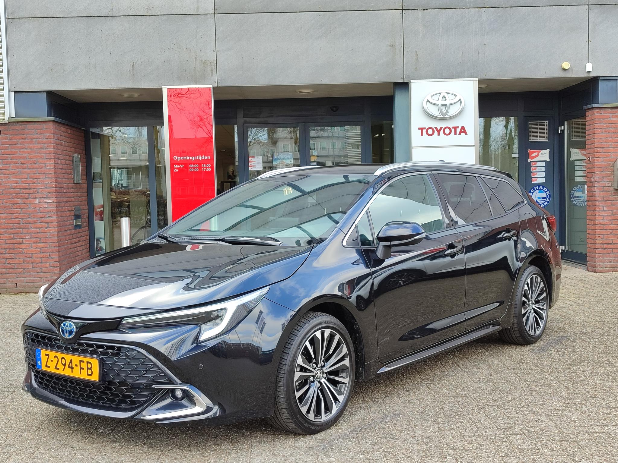 Toyota Corolla Touring Sports HYBRID 140 DYNAMIC NAVI STOELVERW EL-ACHTERKLEP PARK-SENSOREN 17'' LM-VELGEN LED APPLE/ANDROID KEYLESS NL-AUTO