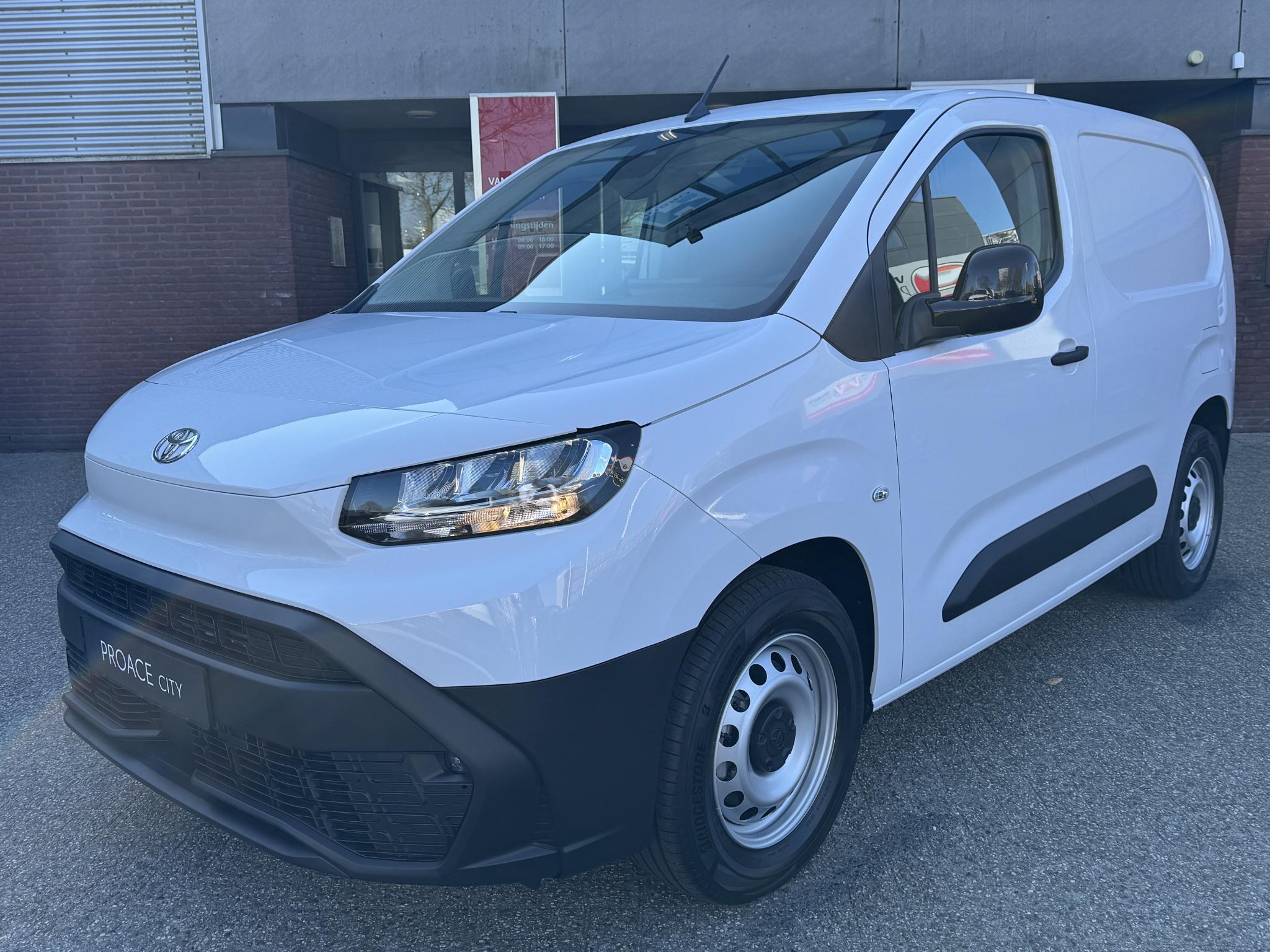 Toyota ProAce CITY CHALLENGER 50KWH ELECTRIC NIEUW DIRECT LEVERBAAR APPLE / ANDROID STOELVERW CRUISE LED BANK