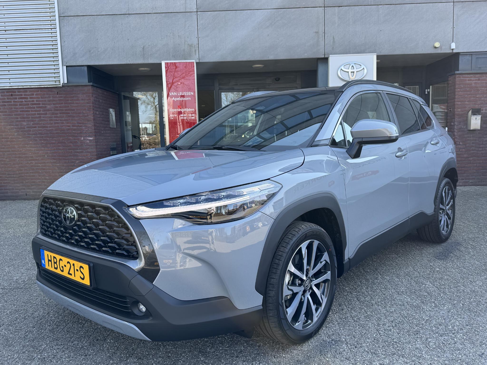 Toyota Corolla Cross 1.8 HYBRID 140 STYLE NIEUW DIRECT LEVERBAAR PANODAK STOEL/STUURVERW KEYLESS GETINT GLAS DODE HOEK