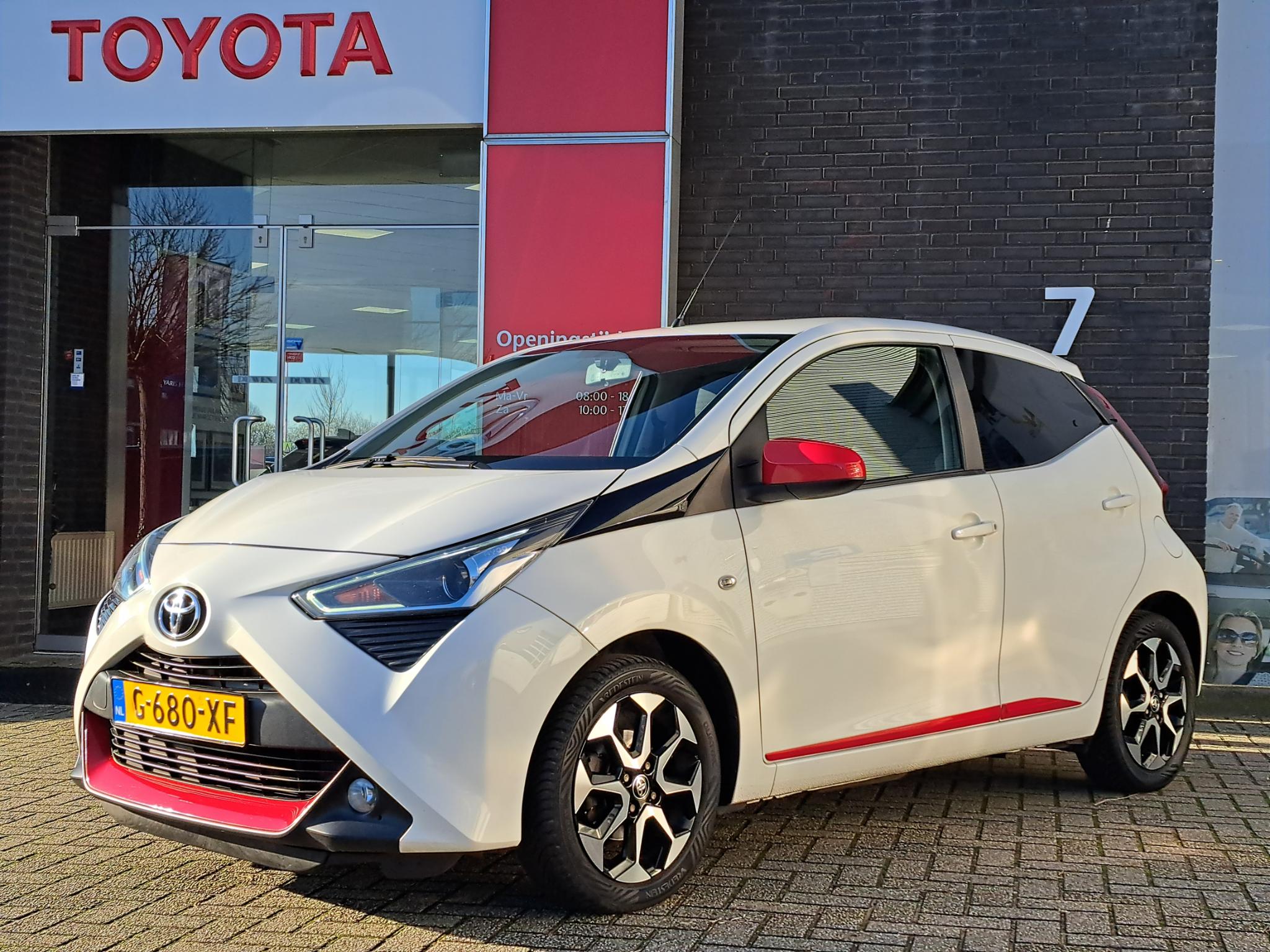 Toyota Aygo X-JOY 5-DEURS APPLE/ANDROID CLIMA CAMERA 16"LMV LED PRIVACY-GLASS BLUETOOTH