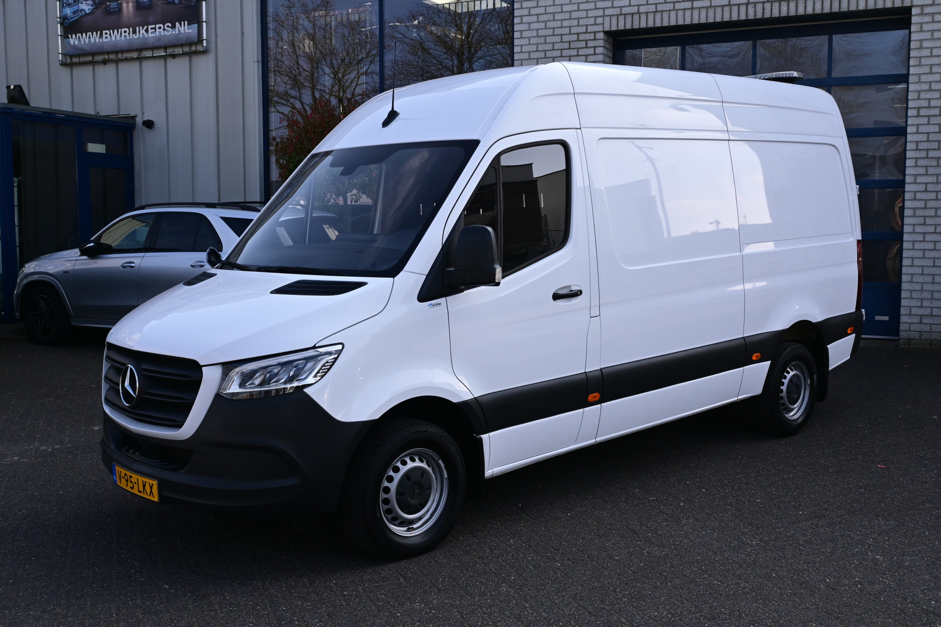 Mercedes-Benz Sprinter 317 CDI L2H2 3500 KG trekhaak, LED, Geveerde stoel, Camera, Standkachel