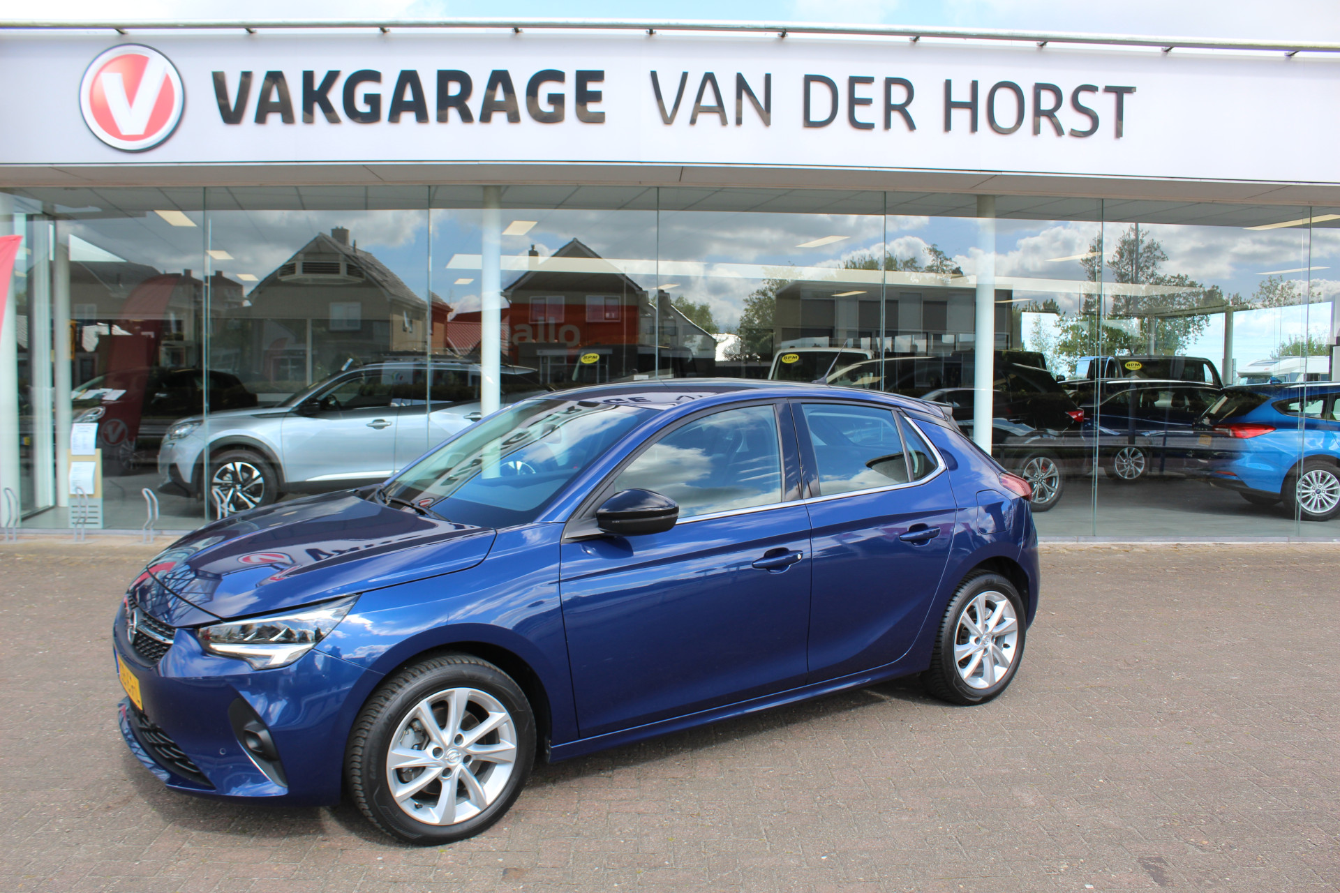 Opel Corsa 1.2-100pk Elegance 5drs. Super mooie Opel Corsa ! Cruise Control, Climate Control, Multimedia, LED verlichting, Licht metalen velgen, Lane assist etc.