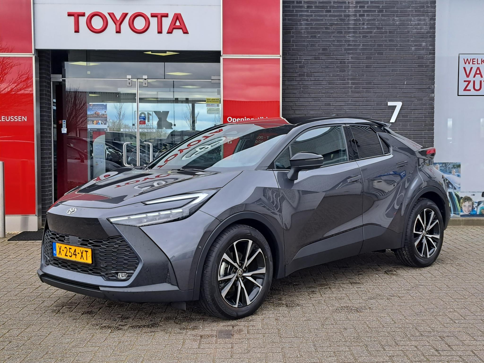 Toyota C-HR 1.8 HYBRID 140 FIRST EDITION NAVI APPLE/ANDROID P-SENSOREN EL-ACHTERKLEP 360GR-CAMERA LED-PAKKET NL-AUTO