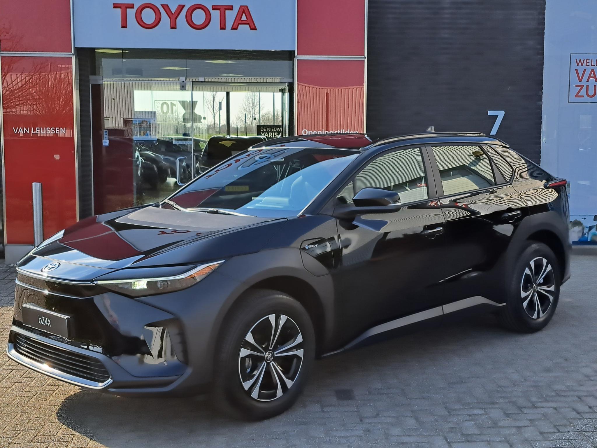 Toyota bZ4X 71 KWH VOORRAADVOORDEEL DIRECT LEVERBAAR WARMTEPOMP 3-FASE LADEN 150KW 18"LM-VELGEN KEYLESS CAMERA APPLE/ANDROID AD-CRUISE CLIMA