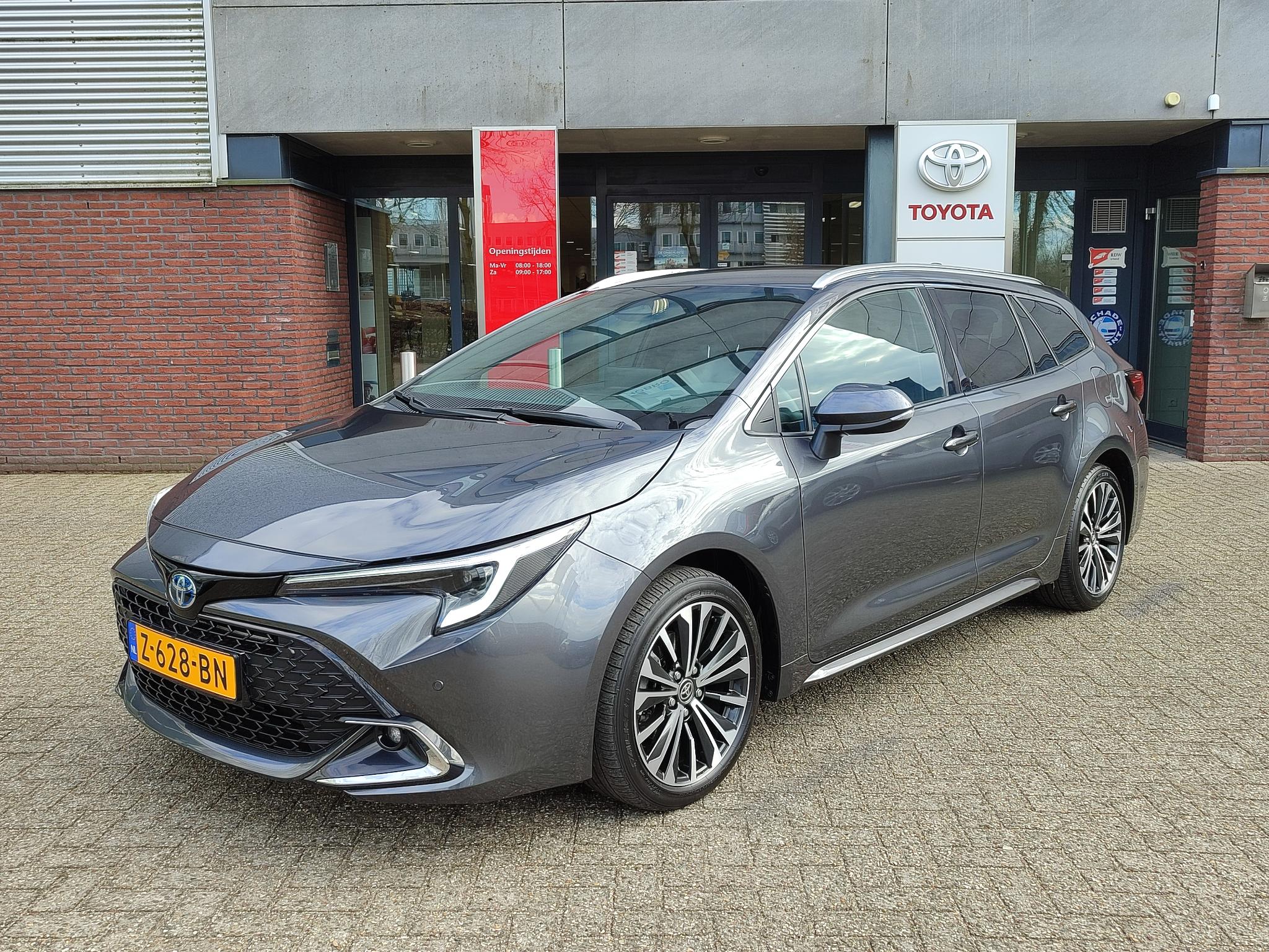 Toyota Corolla Touring Sports HYBRID 140 DYNAMIC NAVI STOELVERW EL-ACHTERKLEP PARK-SENSOREN 17'' LM-VELGEN LED APPLE/ANDROID KEYLESS NL-AUTO