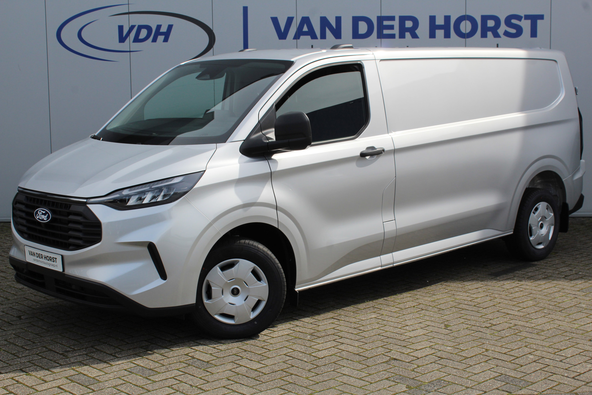 Ford Transit Custom 320 2.0-136pk TDCI L2H1 ´Trend´. Overtuig u van de rijkwaliteiten van dit nieuwe model Ford Transit Custom. Camera, LED koplampen, Cruise Control, Aut. Airco, Navigatie by Apple / Android, Voorraam verwarmd, Metallic lak etc.