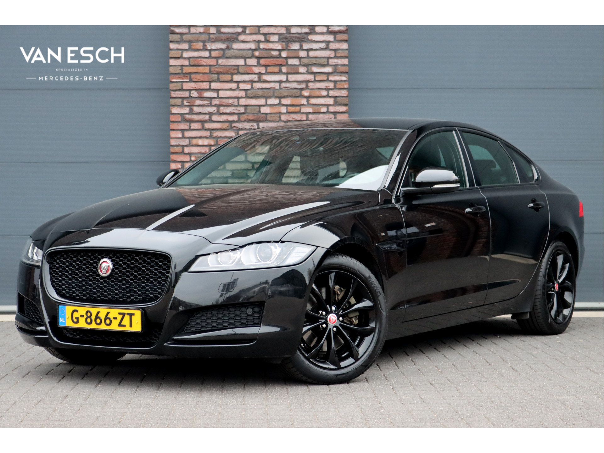 Jaguar XF 2.0t 250 PK Chequered Flag Aut8 | Stoelverwarming | Keyless Entry | Camera | DAB | Leder | Android Auto/Apple Carplay | Alcantara Hemel | Navigatie Pro |