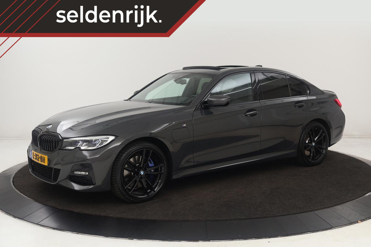 BMW 3 Serie 320e M Sport | Schuifdak | Laserlight | Leder | Stoelverwarming | Carplay | Sfeerverlichting | Camera | Live Cockpit | Sportstoelen | Navigatie | Park Assist | Dodehoek detectie