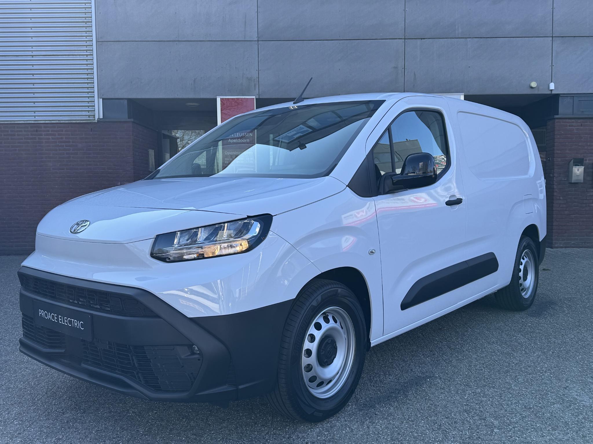 Toyota ProAce CITY LONG Navigator 50 kWh NIEUW DIRECT LEVERBAAR BANK NAVI STUUR/STOELVERW CRUISE AIRCO APPLE/ANDROID