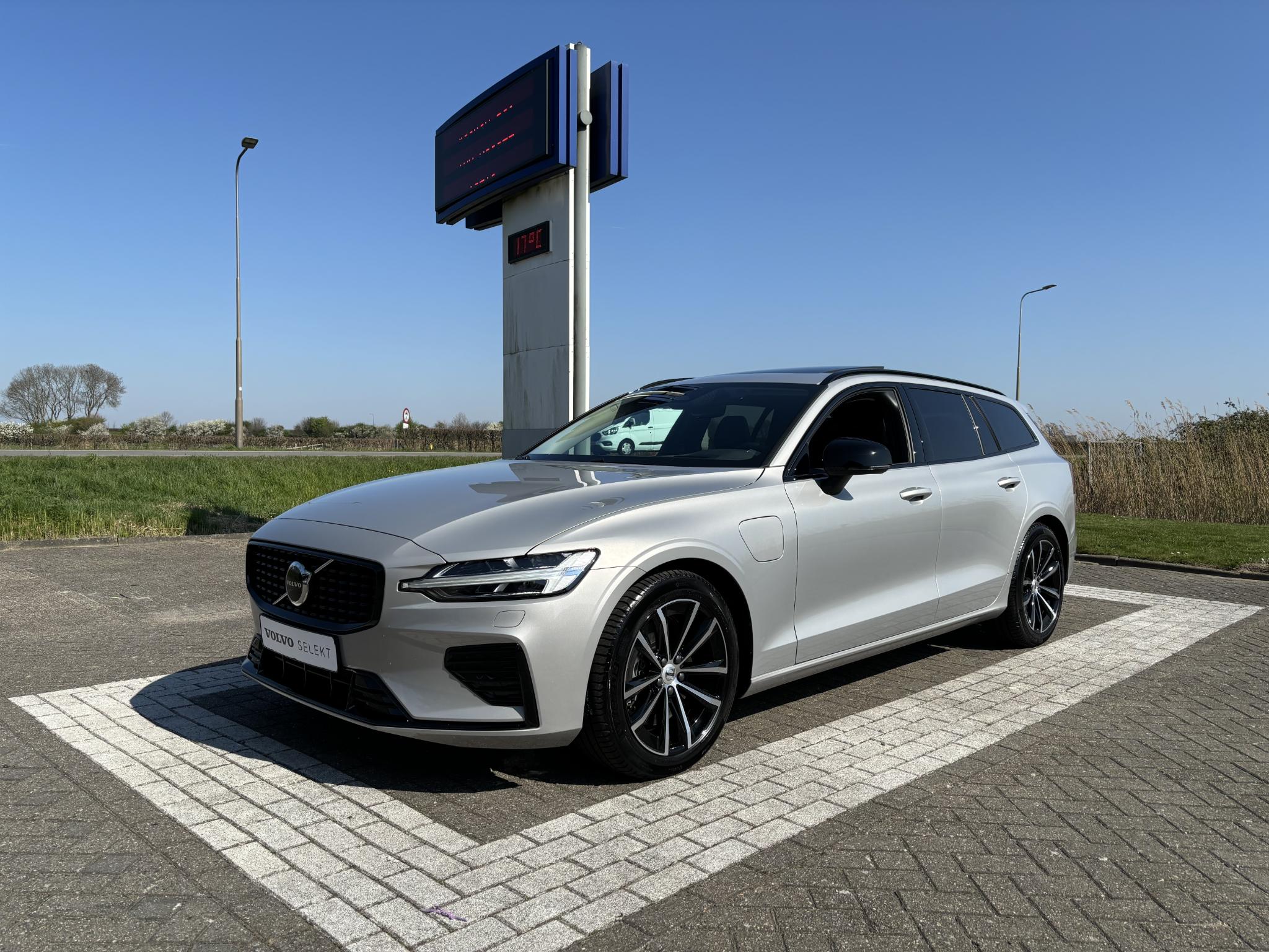 Volvo V60 2.0 T6 Long Range Plug-in hybrid AWD Ultra Dark | Heads-up Display | Harman/Kardon | Schuif-/kanteldak| Trekhaak