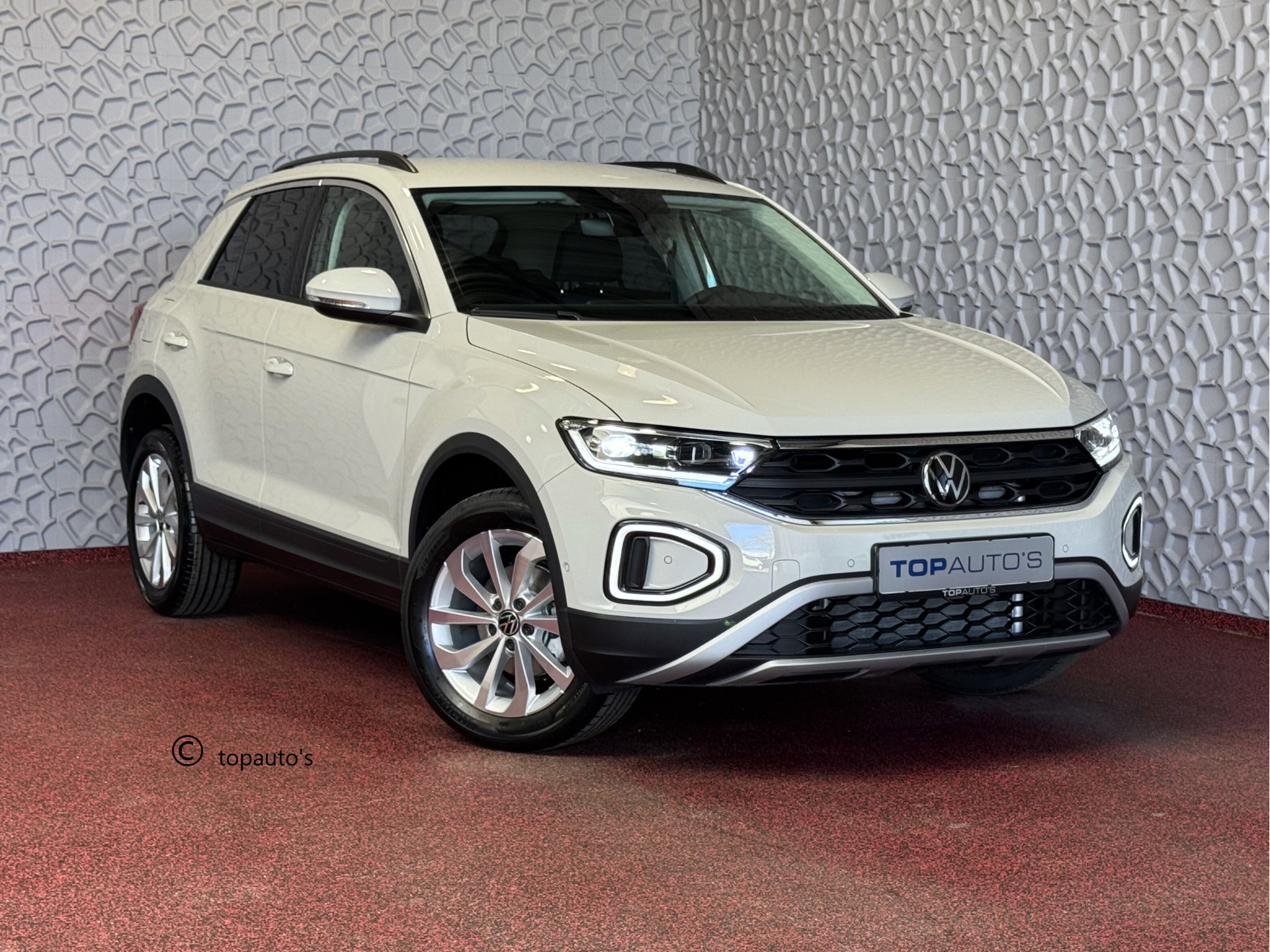 Volkswagen T-Roc 1.5 TSI 150PK EVO ADAP.CRUISE IQ.LED VIR.COCKPIT CAMERA STOEL/STUUR.VERW. 17''LMV KEYLESS 02/2025 "Volkswagen rijden begint bij Topautos.nl – 75 topmodellen direct op voorraad!"