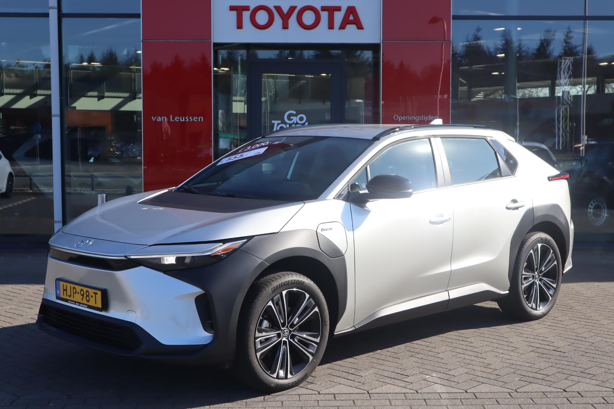 Toyota bZ4X 71KWH NIEUW VOORRAAD WARMTEPOMP 3-FASE 150 kW-LADEN 20" LM-VELGEN CAMERA KEYLESS CLOUD NAVI AD-CRUISE CLIMA APPLE/ANDROID