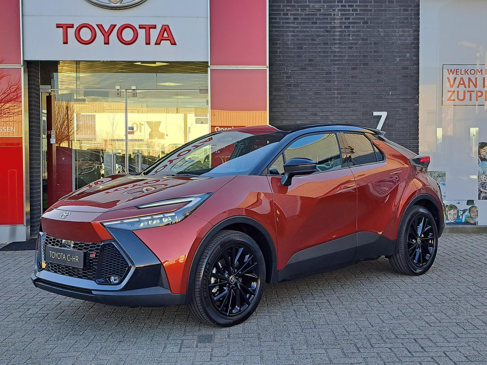 Toyota C-HR 2.0 Plug-in Hybrid 220 GR SPORT NIEUW DIRECT LEVERBAAR BLIND SPOT STOEL/ STUURVERWARMING PARK-SENSOREN KEYLESS 19 INCH
