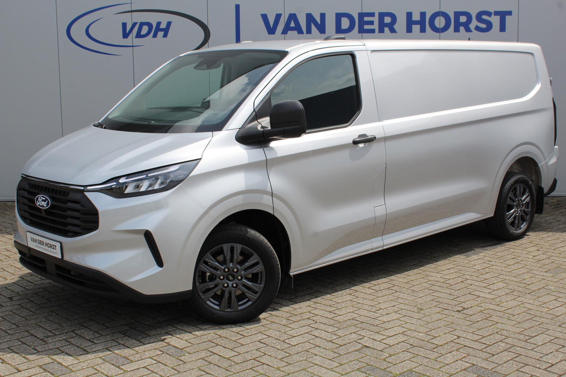 Ford Transit Custom 320 2.0-136pk TDCI L2H1 ´Trend´ AUTOMAAT ! Overtuig u van de rijkwaliteiten van dit nieuwe model Ford Transit Custom. Camera, LED koplampen, Cruise Control, Aut. Airco, Navigatie by Apple / Android, Voorraam verwarmd, Metallic lak etc.