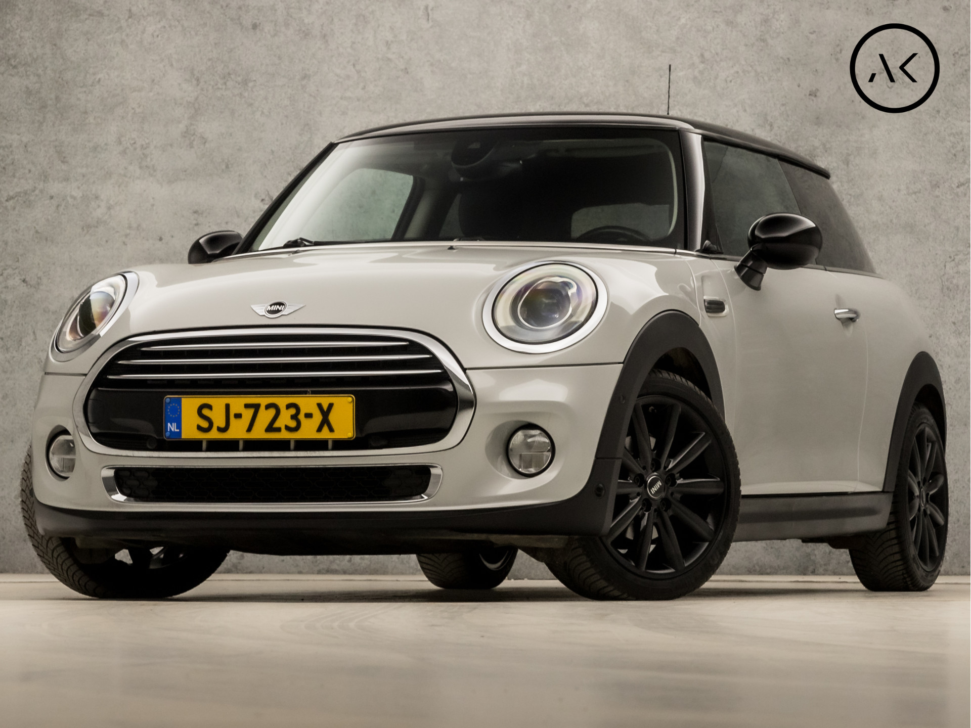 MINI Cooper Mini 1.5 Chili Sport Automaat (GROOT NAVI, CLIMATE, GETINT GLAS, STOELVERWARMING, LEDEREN SPORTSTOELEN, ADAPTIVE CRUISE, LED KOPLAMPEN, KEYLESS, NIEUWE APK, NIEUWSTAAT)