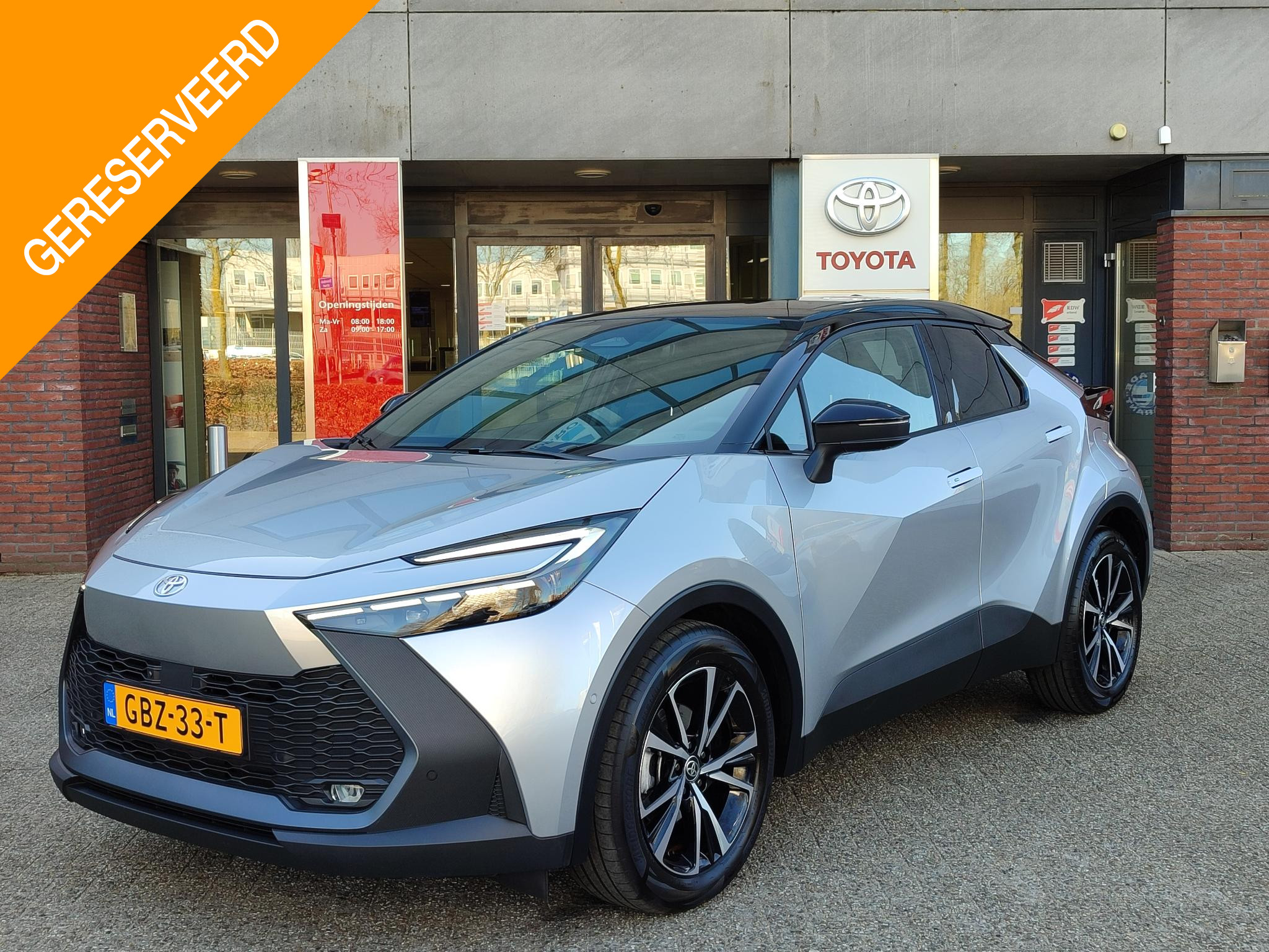 Toyota C-HR Hybrid 140 FIRST EDITION BI-TONE EL-ACHTERKLEP 360° CAMERA NAVI PARK-SENSOREN BLIND SPOT 18'' LM-VELGEN KEYLESS APPLE/ANDROID BLUETOOTH NL-AUTO
