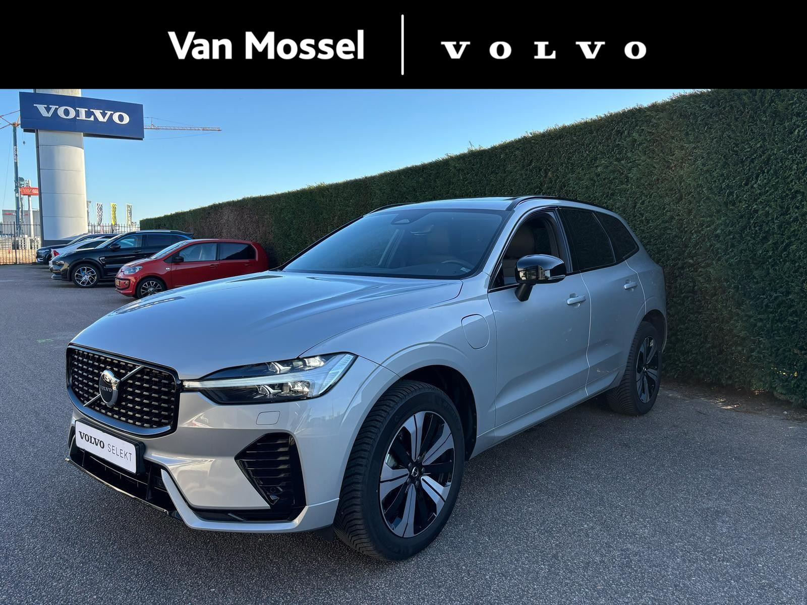 Volvo XC60 2.0 T6 Plug-in hybrid AWD Plus Dark | Panoramisch schuif-/kanteldak | Sportstoelen | Camera
