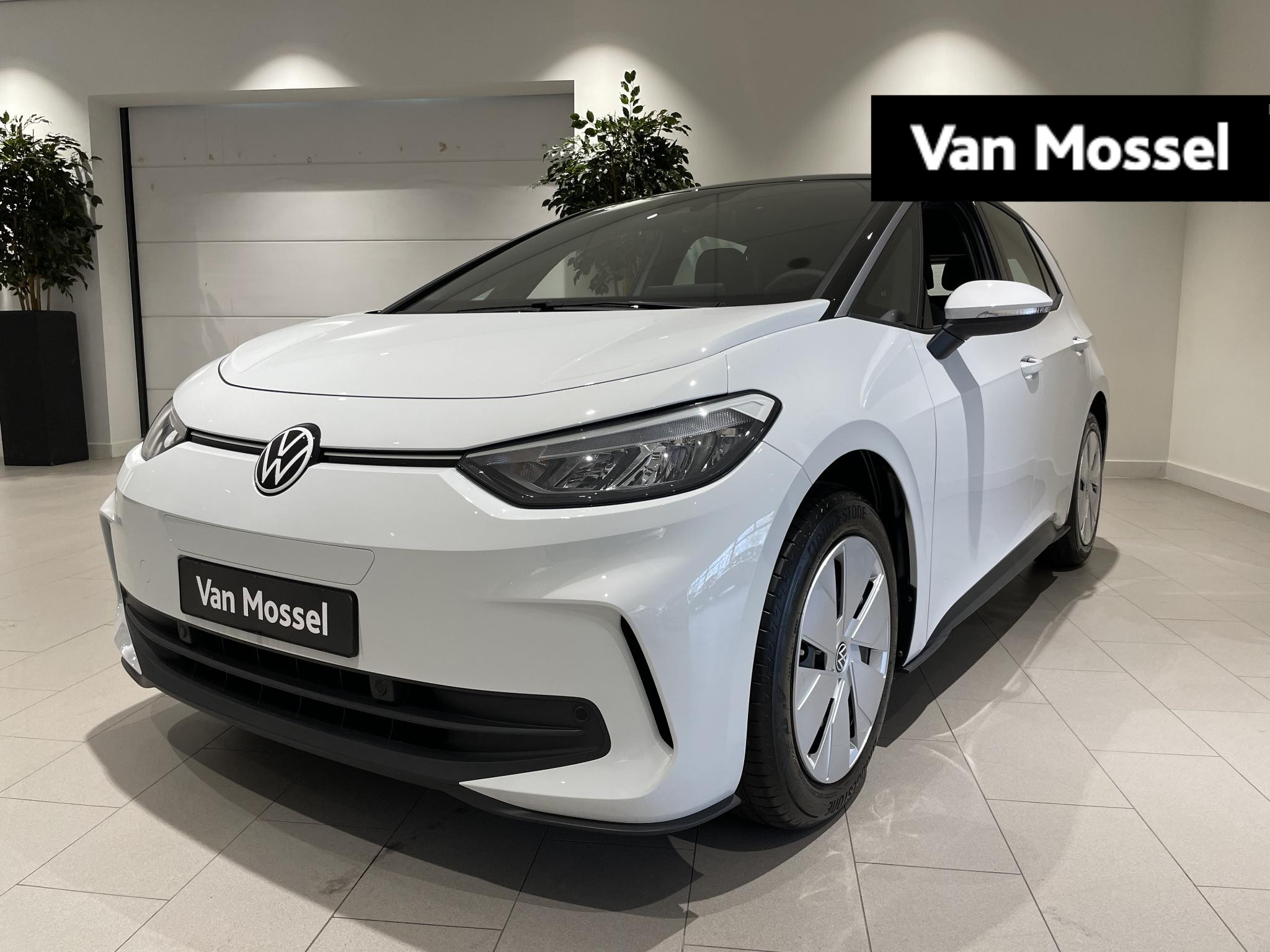 Volkswagen ID.3 Pure Oranje Edition 52 kWh | Apple Carplay | Steunhaak | Stoelverwarming | Stuurwielverwarming | Parkeersensoren | Park Assist | Navigatie | Rijmodussen | Sfeerverlichting | Adaptive Cruise Control |